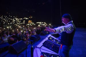 Dj Dominique élménnyekkel és országos összefogással segít!